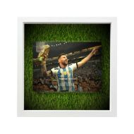 صورة ميسي يرفع كأس العالم 2022 (2) - عشبية مضيئة